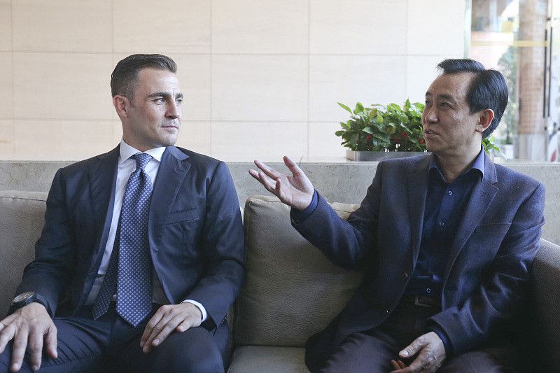 红极一时的超人剧男主角铁男（陈柏霖 饰）因为收视率下滑严重，和他的怪兽搭当（邱彦翔 饰）一路，遭新任电视台董事长苏盈盈（郭雪芙 饰）换角，歌手FACE（敖犬 饰）成为新世代超人，而铁男则刹时酿成下岗屌丝，就连送到本身眼前的女神化装师静芬（陈庭萱 饰），他都损失了推倒的勇气为改变近况，他不但接了一堆近似路人乙的脚色，乃至连超人主题AV都来者不拒，终究在转战电视购物时，铁男下岗再就业打开了事业第二春，固然，就推倒女神这件事，这位掉业超人还需要更多勇气来实现……